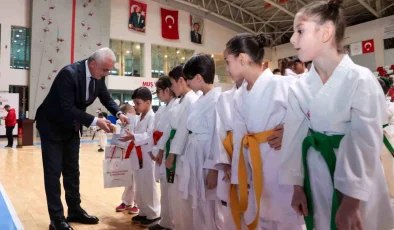 Muş Valisi, başarılı sporcular için düzenlenen törende ayni yardım desteğini açıkladı