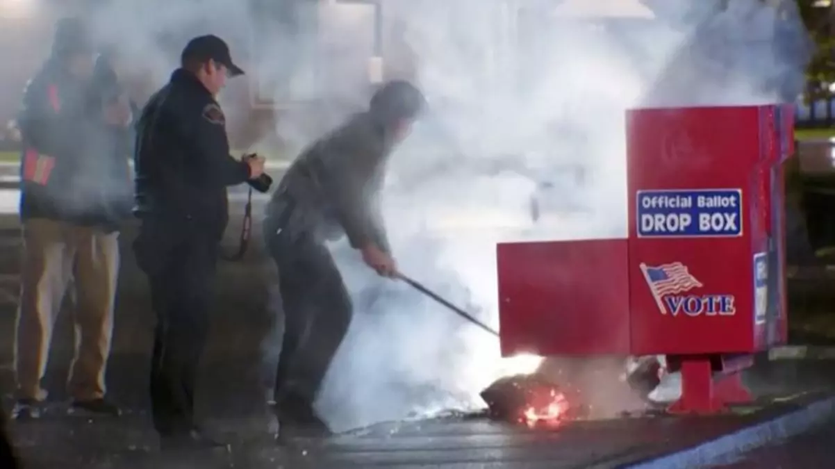 ABD’de oy sandıkları kundaklandı! Polis her yerde saldırganı arıyor