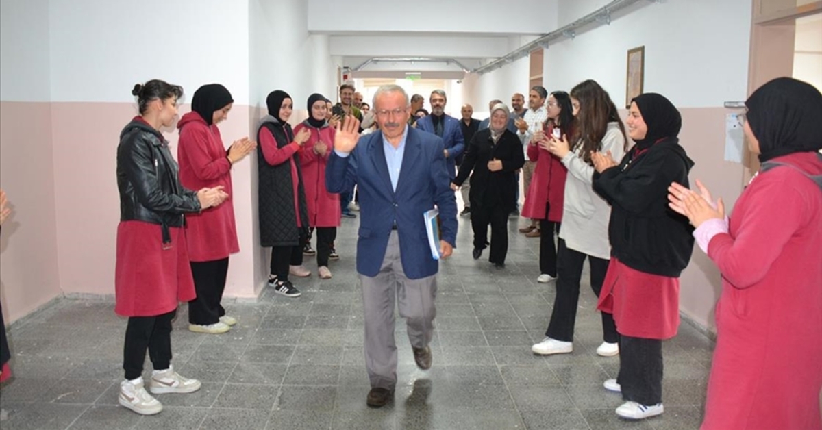 Kastamonu’da 40 yıllık öğretmen alkışlarla emekliliğe uğurlandı